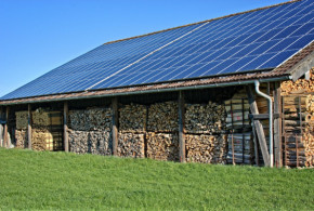 annesso rustico con pannelli fotovoltaici sul tetto