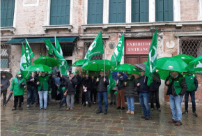 gruppo di agricoltori della cia agricoltori italiani con bandiere, cappellini e ombrelli verdi a venezia a manifestare in campo san maurizio