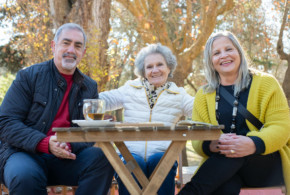 tre pensionati seduti attorno ad un tavolo