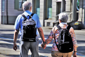 pensionati mano nella mano