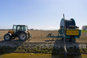 richiesta carburante aggiuntiva per irrigazione di soccorso: trattore che irriga il campo