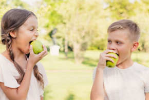 bambini che mangiano frutta a km 0